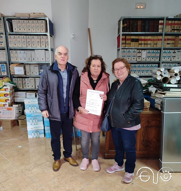 Las primas hermanas Juani Domínguez Ortega, con el historiador Fernando Sígler, en el Archivo Municipal de Cortes dela Frontera.