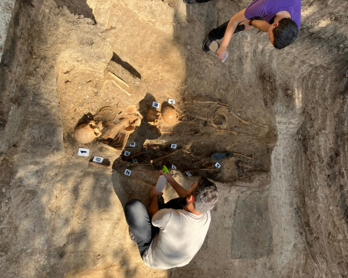 Trabajos de exhumación en una fosa comùn de Villamartín.