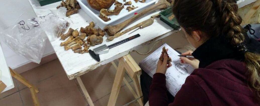 Trabajo de laboratorio en el cementerio de Villamartín.
