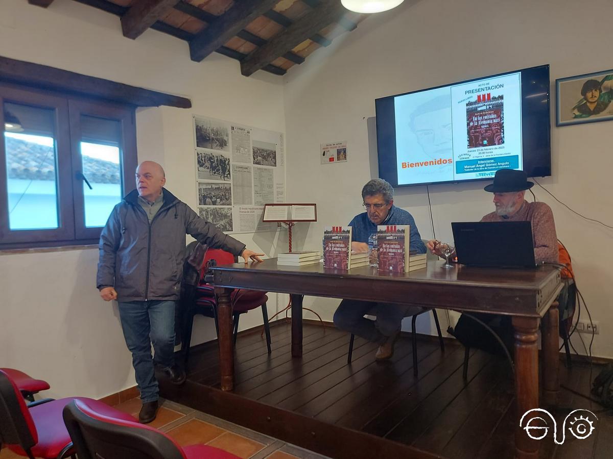 El historiador Fernando Sígler presenta a los intervinientes en el acto.