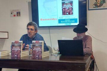 El autor del prefacio,Pedro Bohórquez Gutiérrez, y el traductor y responsable de la edición, Manuel Ángel Gómez Angulo.