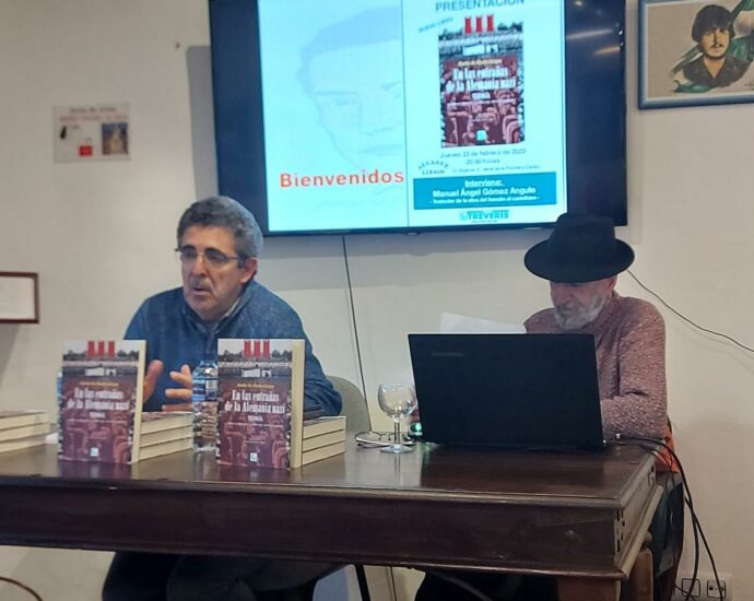 El autor del prefacio,Pedro Bohórquez Gutiérrez, y el traductor y responsable de la edición, Manuel Ángel Gómez Angulo.