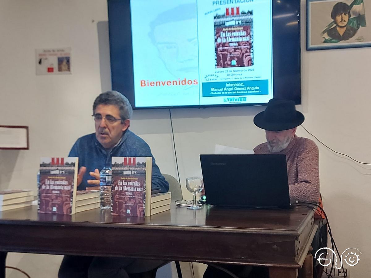 El autor del prefacio,Pedro Bohórquez Gutiérrez, y el traductor y responsable de la edición, Manuel Ángel Gómez Angulo.