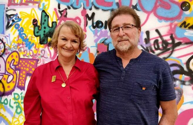 Francie Cate-Arries, con Andrés Rebolledo (Foto de Guillermo Martínez publicada en el diario Público.