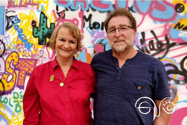 Francie Cate-Arries, con Andrés Rebolledo (Foto de Guillermo Martínez publicada en el diario Público.