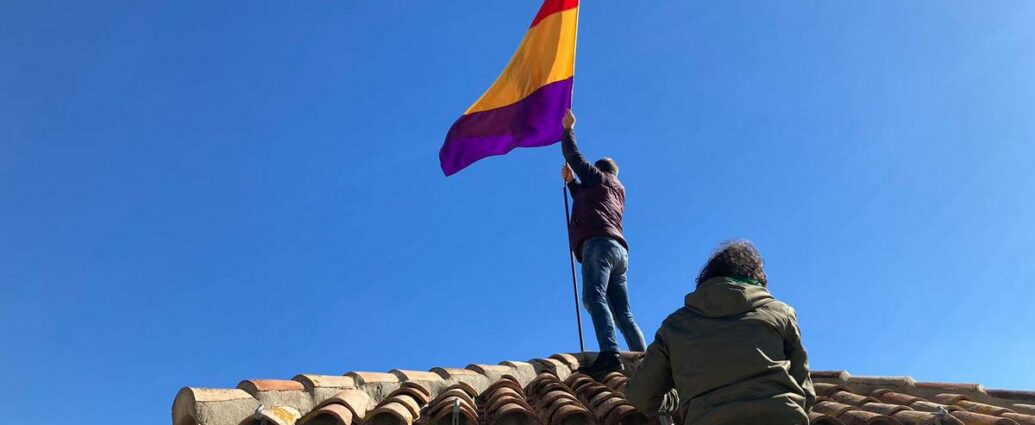 Andrés Rebolledo renueva la bandera tricolor, con la ayuda de Juan Manuel Pizarro.