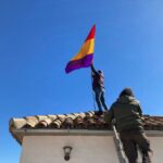 Andrés Rebolledo renueva la bandera tricolor, con la ayuda de Juan Manuel Pizarro.