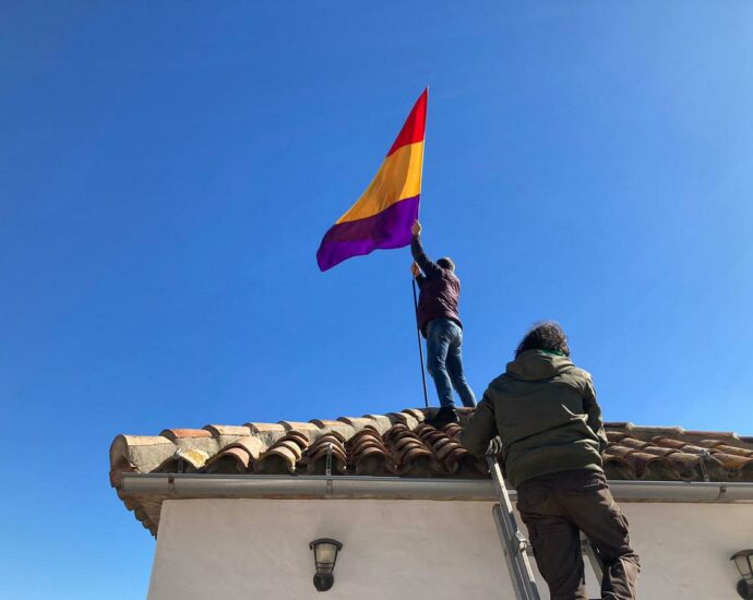 Andrés Rebolledo renueva la bandera tricolor, con la ayuda de Juan Manuel Pizarro.