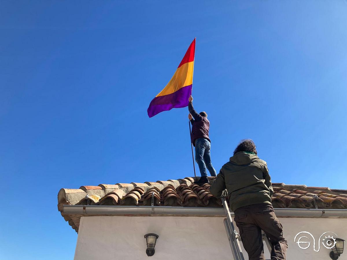 Andrés Rebolledo renueva la bandera tricolor, con la ayuda de Juan Manuel Pizarro.