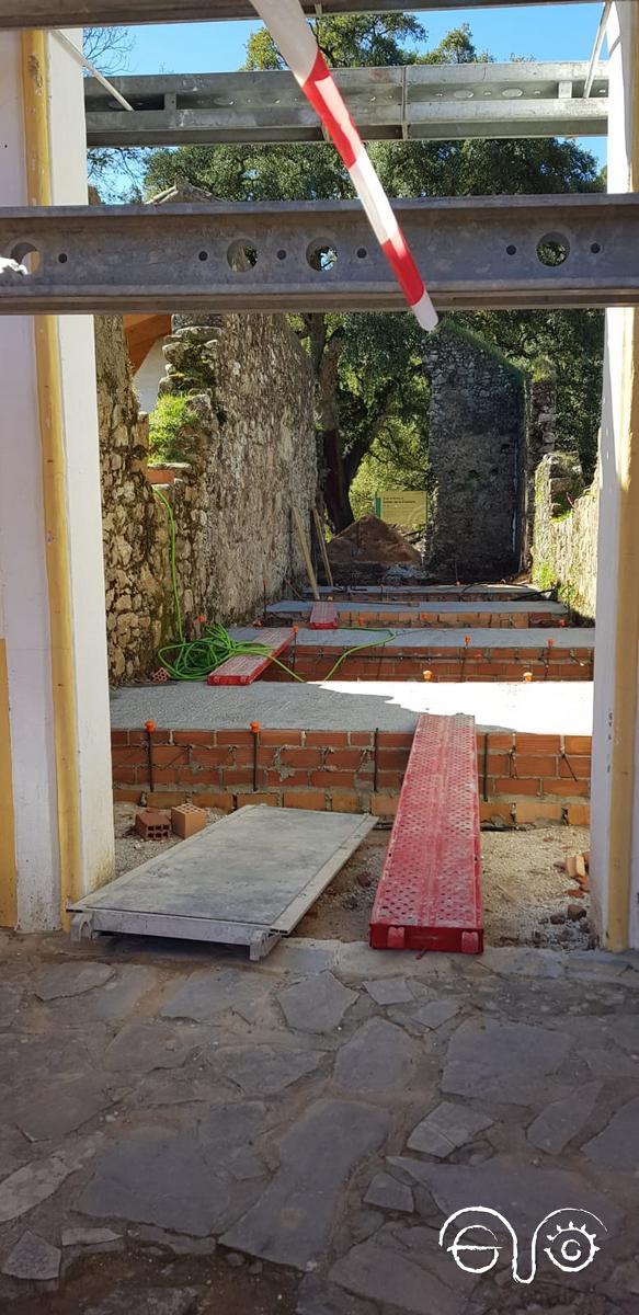 Obras de restauración en la ermita (Foto: Concha Vázquez).