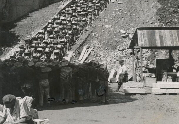 Prisioneros que transportan piedras en las "escaleras de la muerte", Foto de las SS entre 1942 y 1944 (créditos de las fotos: NIOD, Amsterdam).
