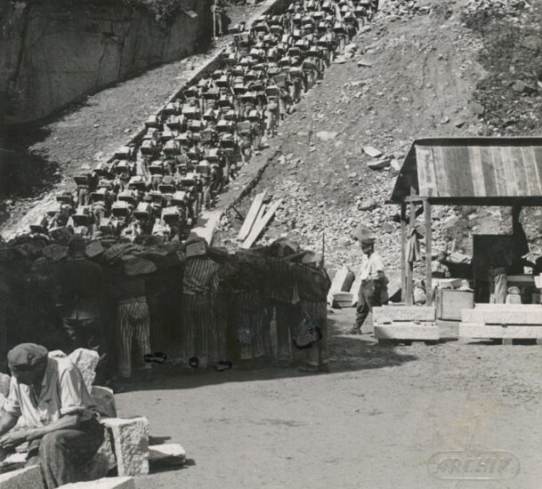 Prisioneros que transportan piedras en las "escaleras de la muerte", Foto de las SS entre 1942 y 1944 (créditos de las fotos: NIOD, Amsterdam).