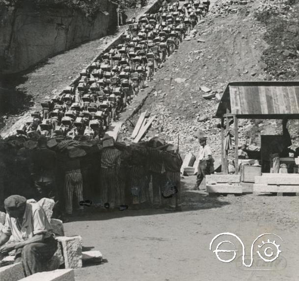 Prisioneros que transportan piedras en las "escaleras de la muerte", Foto de las SS entre1942 y 1944 (Crédito de la foto: NIOD, Amsterdam).