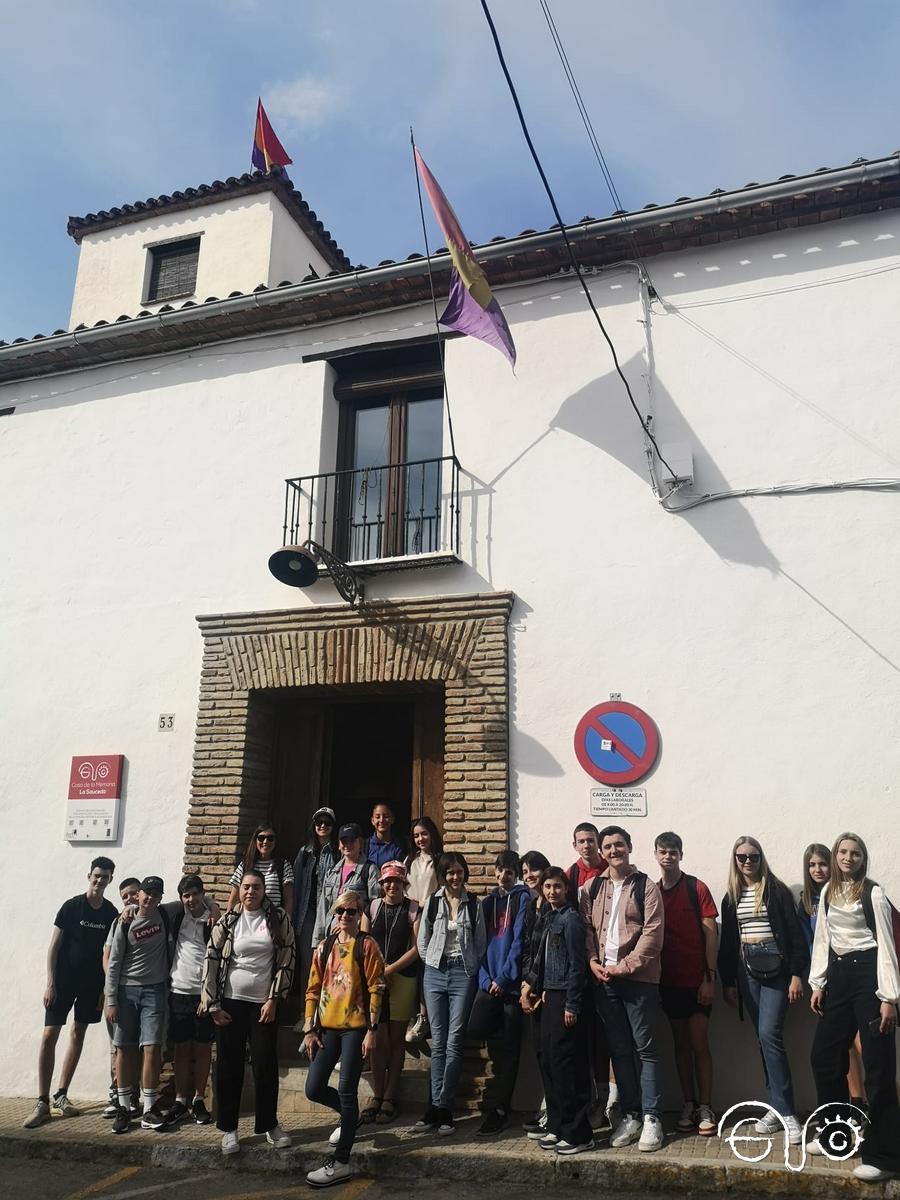 Estudiantes franceses del centro educativo St. Jean Baptiste de la Salle de Charleville Mezières, en la entrada de la Casa de la Memoria.