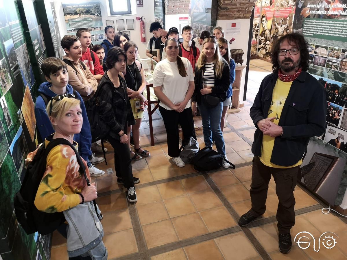 Juan Manuel Pizarro explicó a los estudiantes franceses los contenidos de la Casa de la Memoria.