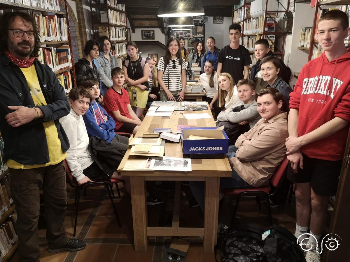 Los estudiantes franceses, en la Biblioteca de la Casa de la Memoria, con el bibliotecario Juan Manuel Pizarro.