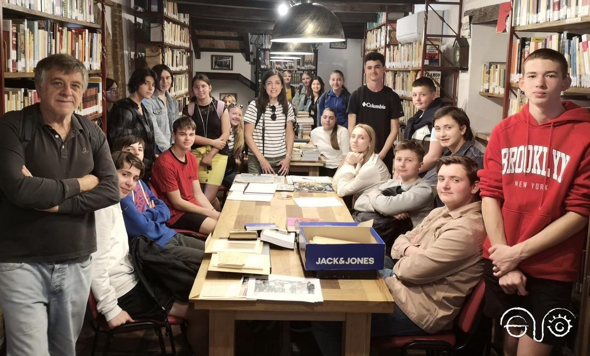 Los estudiantes franceses, con Antonio Morales Benítez, profesor del IES Sierra Luna de Los Barrios, en la biblioteca de la Casa de la Memoria.