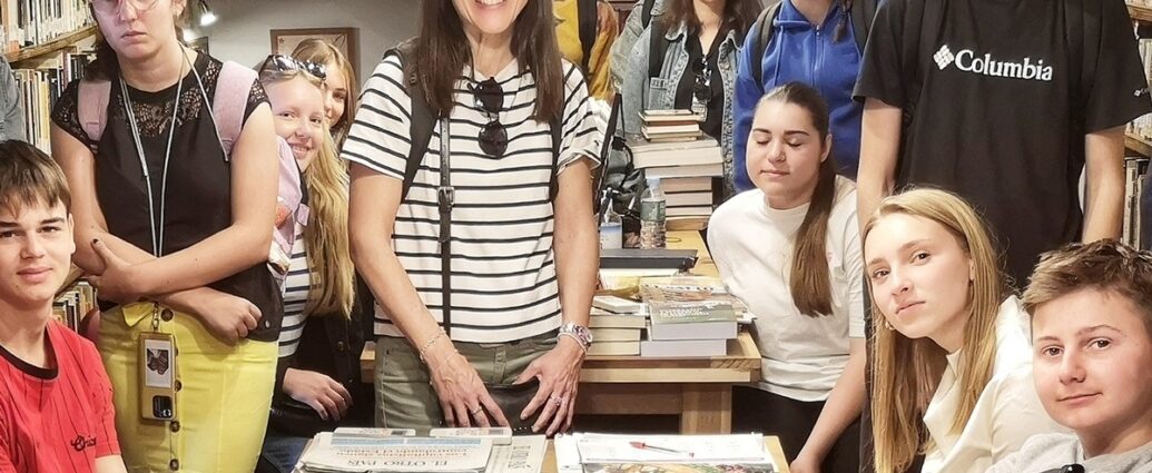 Los estudiantes franceses, con una de sus profesoras, en la Biblioteca de la Casa de la Memoria.