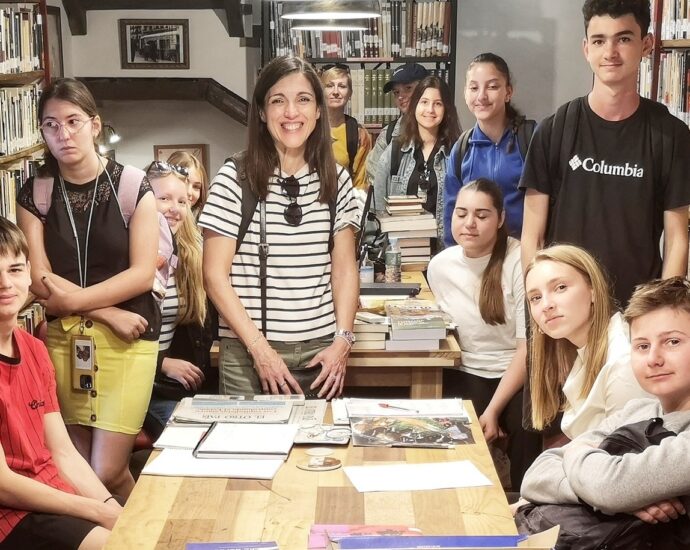 Los estudiantes franceses, con una de sus profesoras, en la Biblioteca de la Casa de la Memoria.