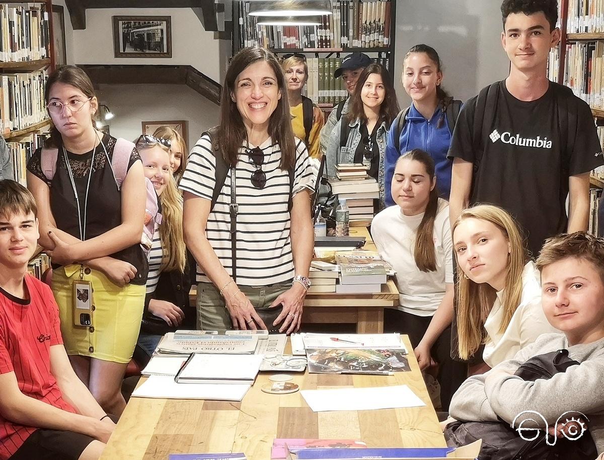 Los estudiantes franceses, con una de sus profesoras, en la Biblioteca de la Casa de la Memoria.