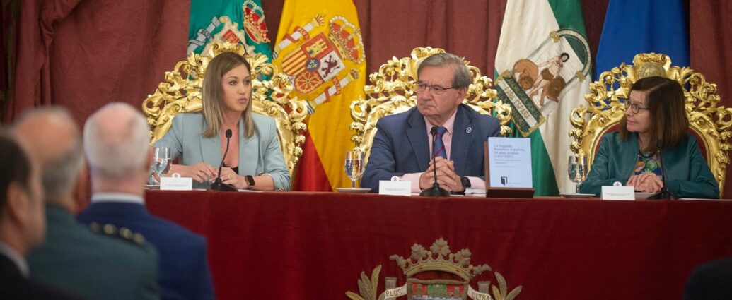 El secretario de Estado de Memoria Democrática, Fernando Martínez, entre la catedrática Encarnación Lemus y la diputada provincial Lucía Trujillo.