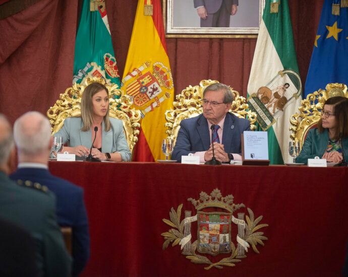 El secretario de Estado de Memoria Democrática, Fernando Martínez, entre la catedrática Encarnación Lemus y la diputada provincial Lucía Trujillo.