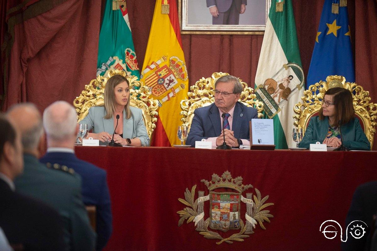 El secretario de Estado de Memoria Democrática, Fernando Martínez, entre la catedrática Encarnación Lemus y la diputada provincial Lucía Trujillo.