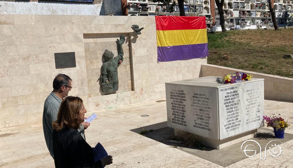 Nieves García Benito y Juan Criado Atalaya, ante el monolito a los represaliados..