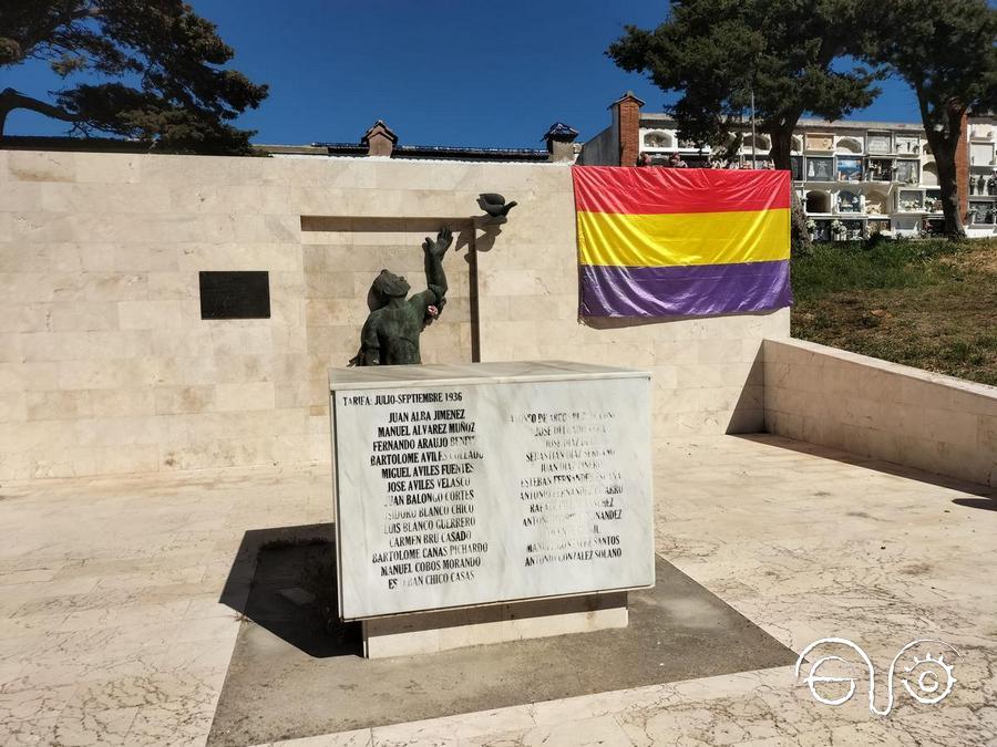 Monolito a los represaliados, con la bandera republicana, en el cementerio de Tarifa.