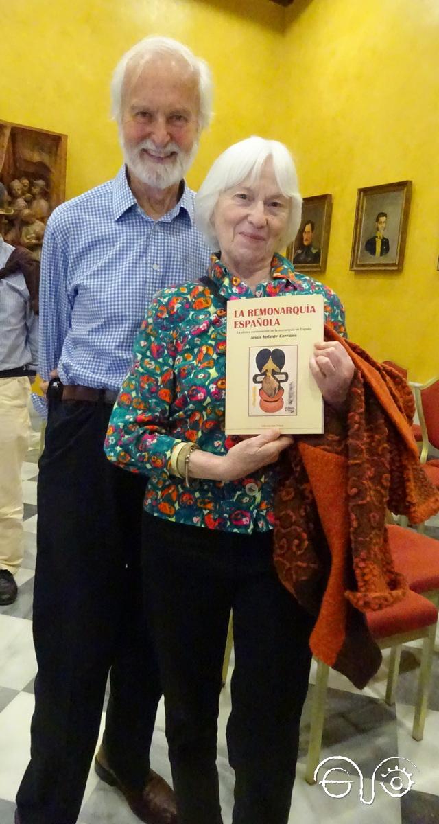 Pilar Infante y su marido, con la obra recién editada.