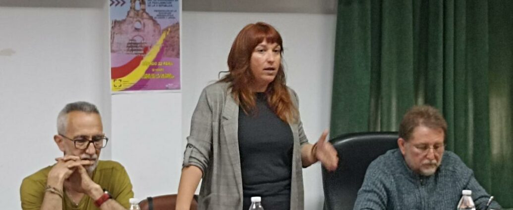 La representante de A Galopar, con los ponentes.