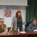 La representante de A Galopar, con los ponentes.