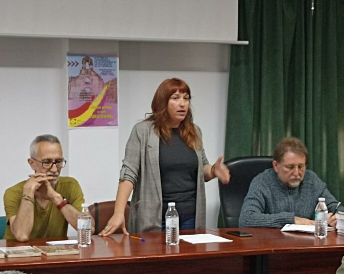 La representante de A Galopar, con los ponentes.