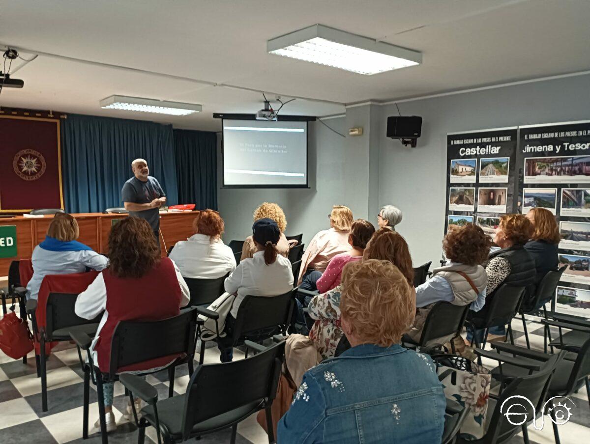 Alumnas del centro de educación de adultos Al Yazirat de Algeciras escuchan al monitor del Foro antes de la proyección del documental La noche más larga, en abril de 2023.