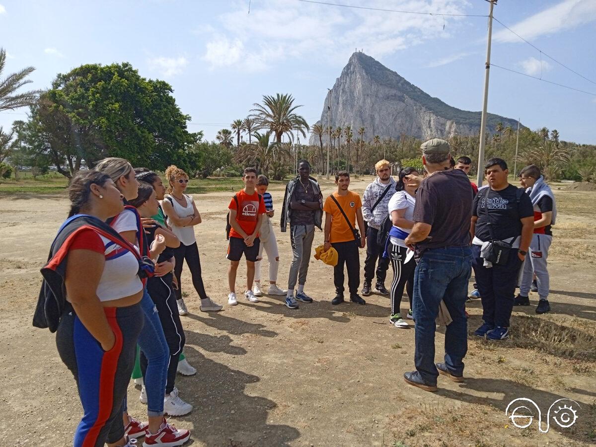 Un grupo de alumnas/os del instituto Mar de Poniente, en el parque Princesa Sofía de La Línea, en abril de 2023.