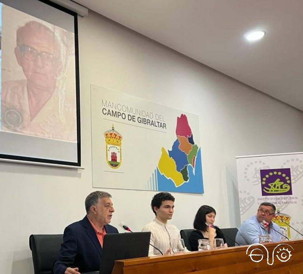 Antonio Mortales Benítez y sus alumnos, durante la presentación del trabajo.