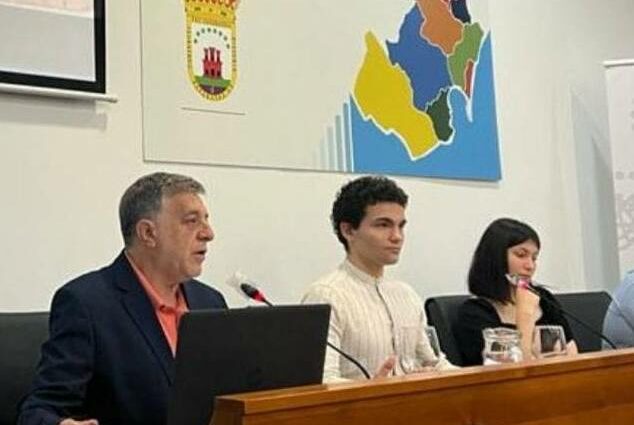 Profesor y alumnos en la presentación del trabajo.