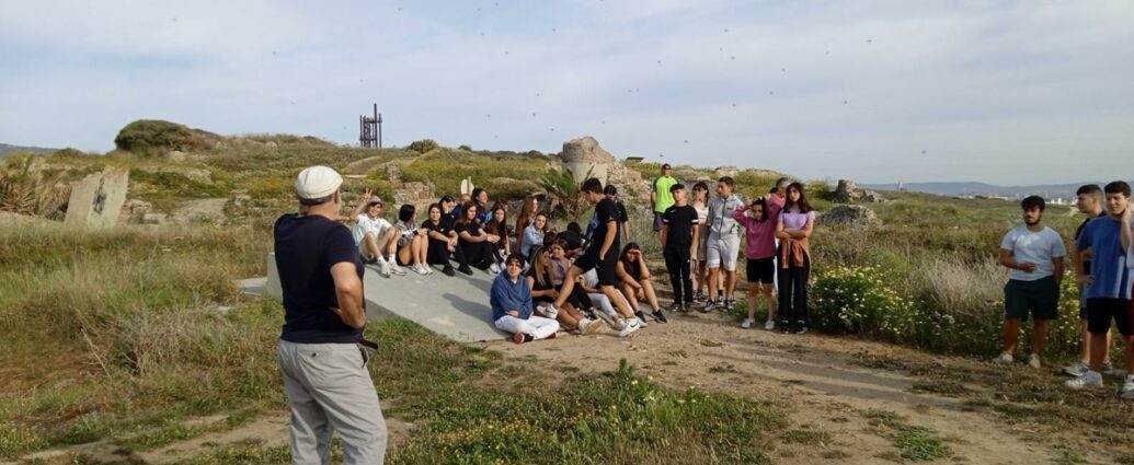 Alumnas/os de cuarto de Secundaria y segundo de Bachillerato del instituto el Getares, en su visita al parque del Centenario de Algeciras.