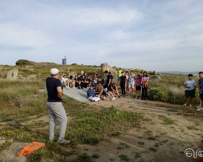 Alumnas/os de cuarto de Secundaria y segundo de Bachillerato del instituto el Getares, en su visita al parque del Centenario de Algeciras.
