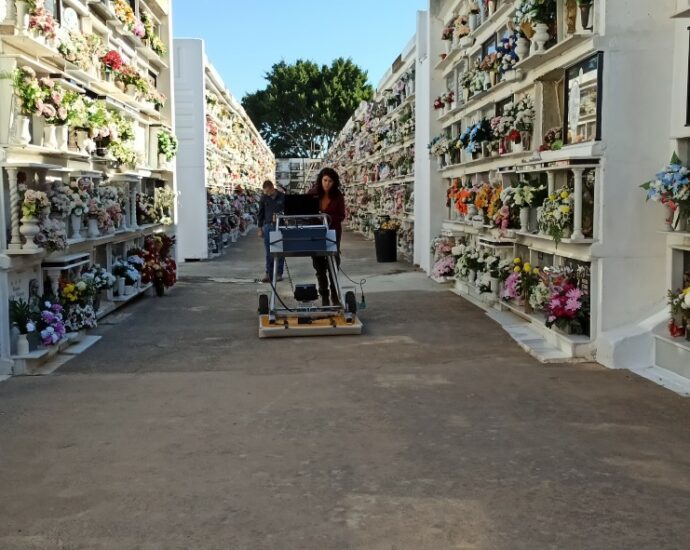 Una de las maquinas con georradar, durante las prospecciones que hizo en uno de los pasillos del cementerio viejo de Algeciras en noviembre de 2022.
