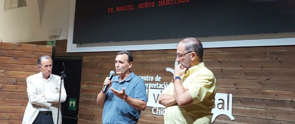 José María Román, durante su intervención, con Fernando Santiago y David Doña.