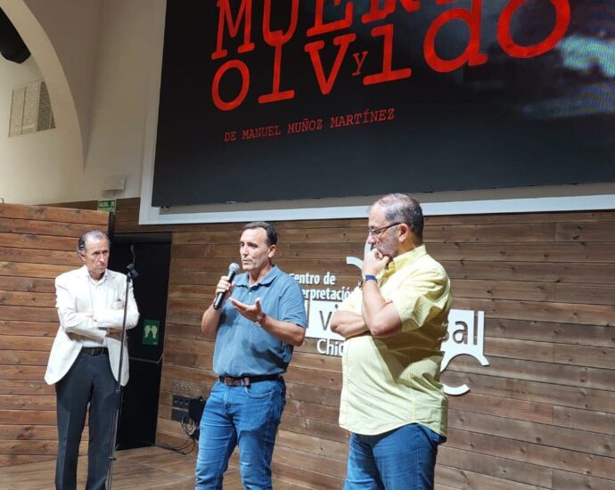 José María Román, durante su intervención, con Fernando Santiago y David Doña.