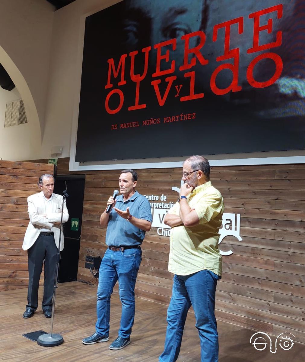 David Doña, durante su intervención, con José María Román y Fernando Santiago.