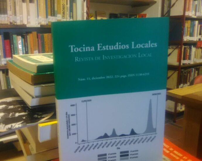 Ejemplar del nº 11 de la revista de estudios locales de Tocina, donado a la biblioteca de la Casa de la Memoria.