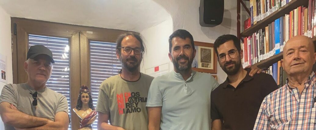 Miembros de la delegación de Alcalá del Valle, con investigadores de la Casa de la Memoria.