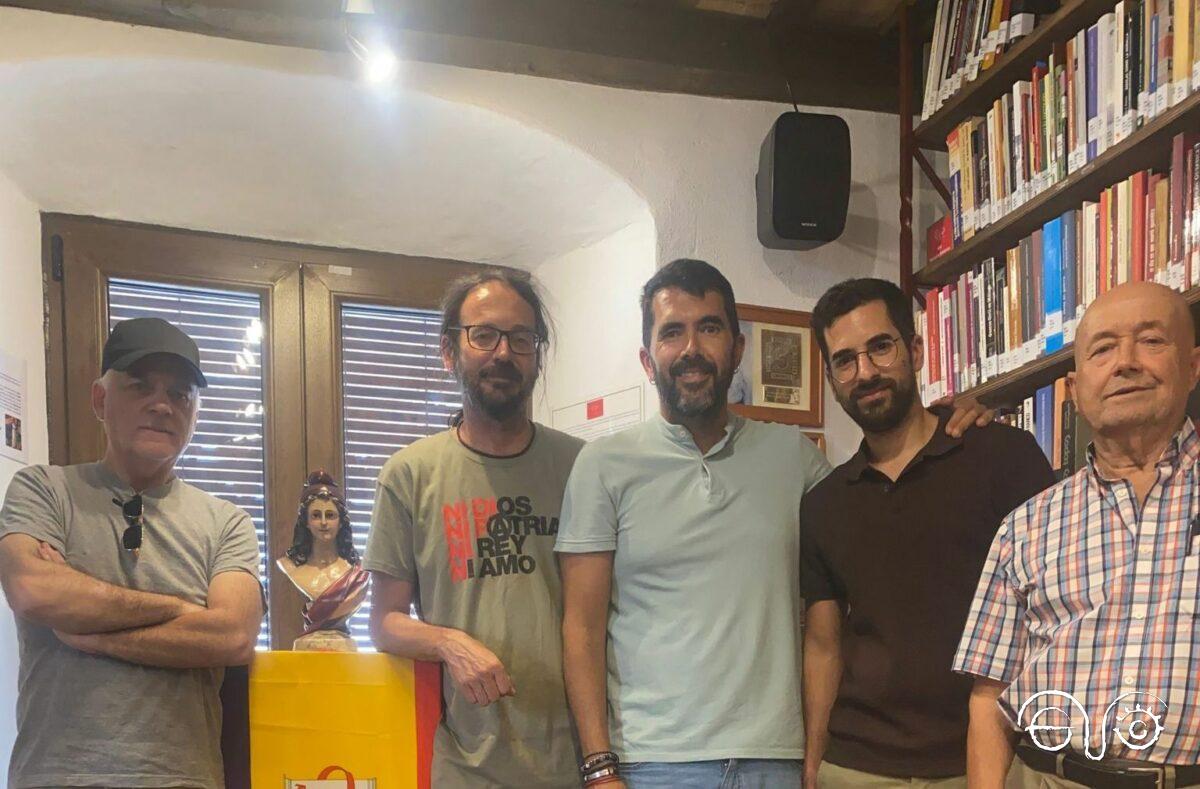 Miembros de la delegación de Alcalá del Valle, con investigadores de la Casa de la Memoria.