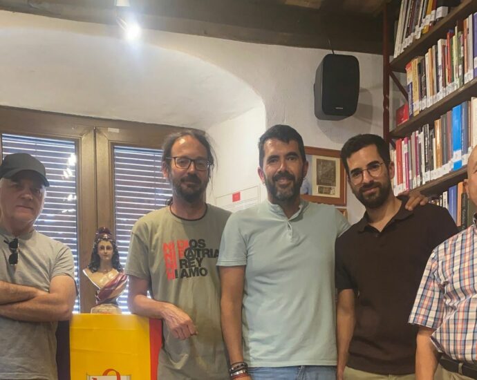 Miembros de la delegación de Alcalá del Valle, con investigadores de la Casa de la Memoria.