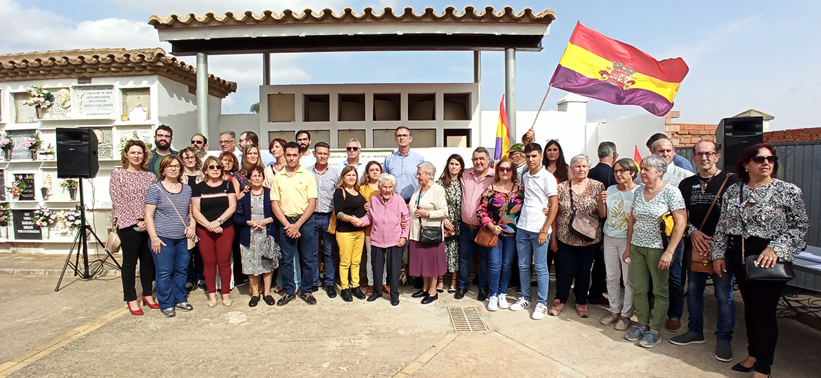 Un grupo de víctimas del franquismo y familiares, en el entierro y homenaje de Jimena del 30 de octubre de 2022.