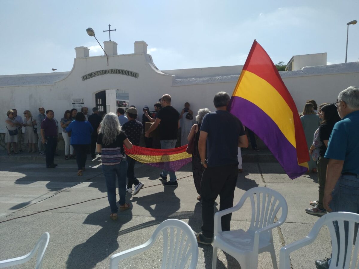 Asistentes al homnenaje y entierro de los restos recuperados en el cementerio de Paterna de la Rivera, en julio de 2019.