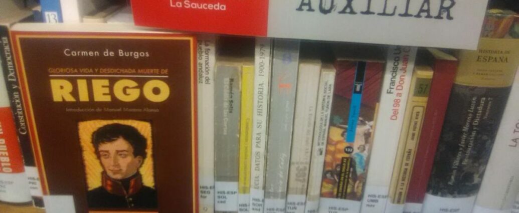 La biografía de Riego, de Carmen de Burgos, en la biblioteca auxiliar de la Casa de la Memoria.